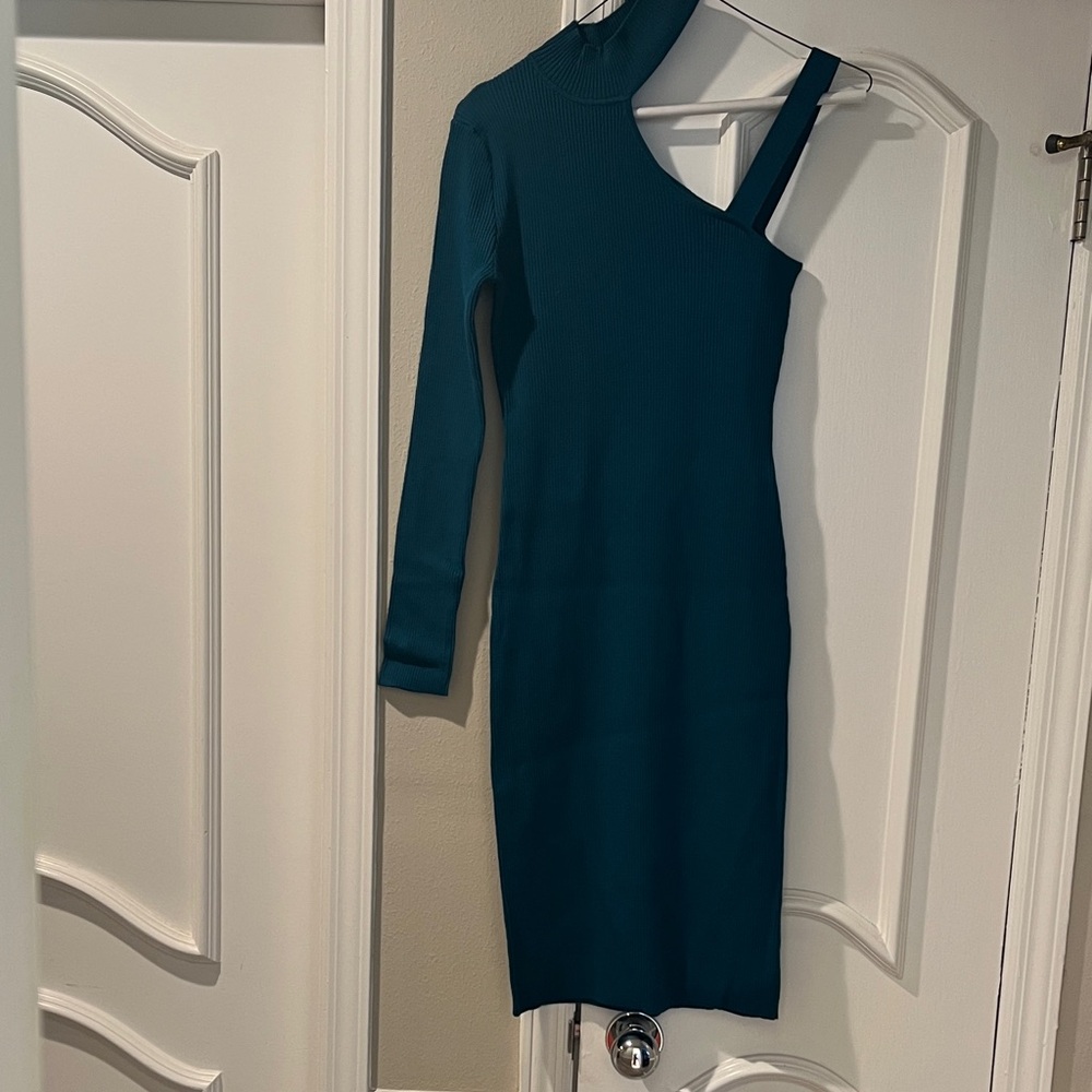 New, never worn, VENUS, Elegant Teal One-Shoulder knit 👗 dress. No tags. Size S.